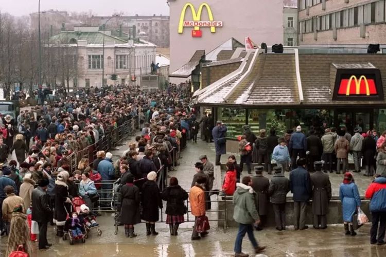 Restoran McDonald's pertama di Moskwa, Rusia, kedatangan banyak orang pada hari pembukaannya di bulan Januari 1990.