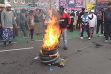 Massa Tuntut Hak Angket dan Pemakzulan Jokowi Bakar Ban di Depan Gedung DPR