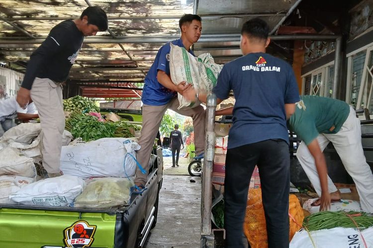 Anggota kelompok sukarelawan sedang melakukan proses muat sayuran untuk korban banjir Demak dan Kudus di kantor BPBD Kabupaten Temanggung, Jumat (22/3/2024).