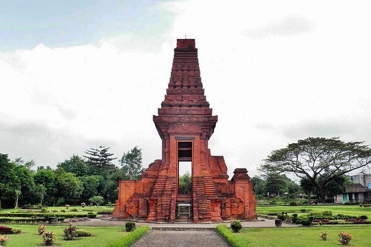 Candi Bajang Ratu di Mojokerto.
