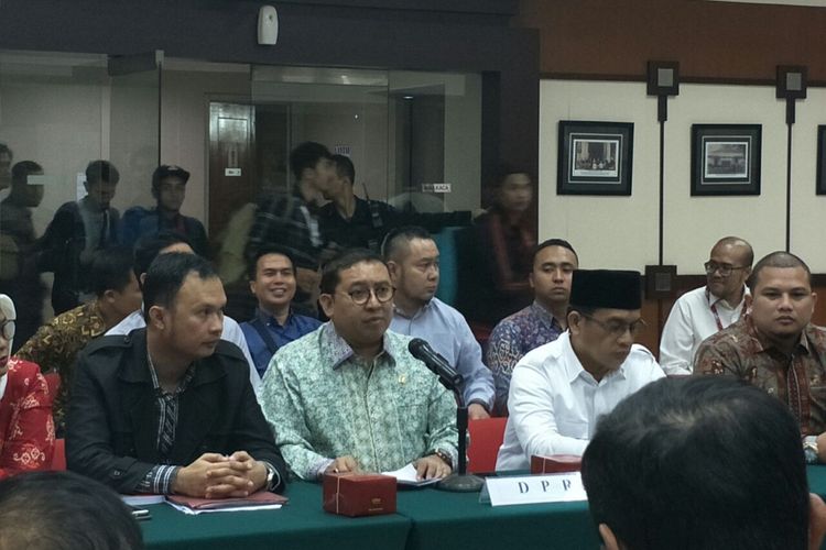 Wakil Ketua DPR Fadli Zon bersama kuasa hukum Ahmad Dhani mendatangi Pengadilan Tinggi Jakarta untuk menangakan penahanan Dhani, Senin (4/2/2019). 