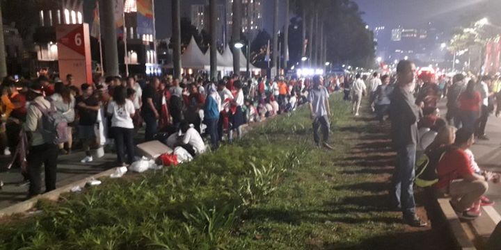 Jalur hijau di Jalan Jenderal Sudirman depan Gelora Bung Karno terinjak-injak penonton upacara pembukaan Asian Games 2018, Sabtu (18/8/2018).