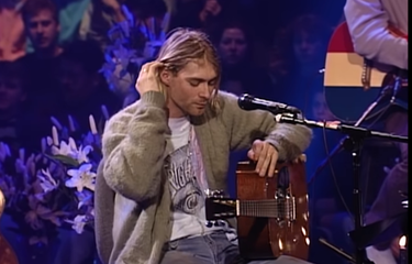 Vokalis Nirvana Kurt Cobain saat membawakan lagu Something in the Way dalam format unpluggedm di ajang Live On MTV Unplugged Unedited, 1993. Kini, setelah dirilisnya film the Batman, tembang tersebut kembali populer, ditandai dengan lonjakan kunjungan hingga 1.200 persen di platform musik Spotify.