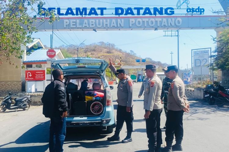 Menjelang MotoGP Mandalika, Penumpang dan Kendaraan di Pelabuhan Poto Tano Diperiksa