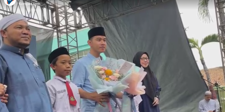 Calon wakil presiden (cawapres) nomor urut 2, Gibran Rakabuming Raka, mengunjungi Pondok Pesantren (Ponpes) Asshiddiqiyah 2 di Kota Tangerang, Banten, Senin (4/12/2023).