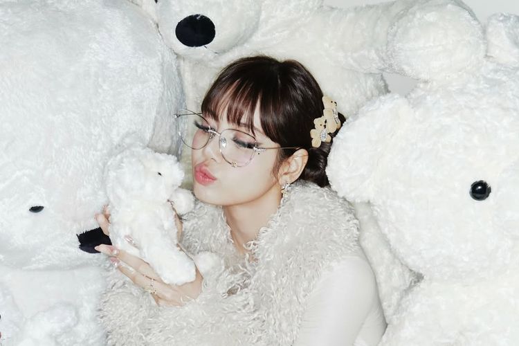 Lisa BLACKPINK Rayakan Ulang Tahun ke-29, Tampil Gemas dengan Gaya Unik