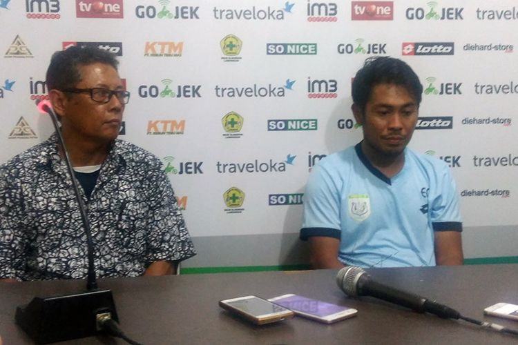 Pelatih Persela Lamongan Heri Kiswanto (Herkis) dan Edy Gunawan (kanan), selepas pertandingan kontra Persija Jakarta.