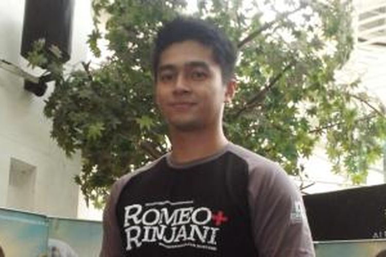 Deva Mahendra diabadikan usai pemutaran perdana film Romeo Rinjani di Epicentrum Walk XXI, Selasa (21/4/2015).