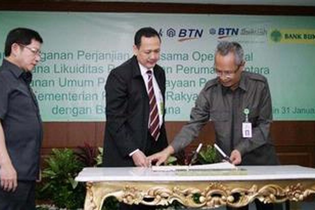 Menpera Suharso Monoarfa (kiri) menyaksikan penandatanganan Kesepakatan Bersama tentang Tentang Penyaluran Dana Fasilitas Likuiditas Pembiayaan Perumahan (FLPP) Dalam Rangka Pengadaan Perumahan Melalui Kredit/ Pembiayaan Pemilikan Rumah Sejahtera antara Kemenpera dan PT Bank Bukopin, Tbk 