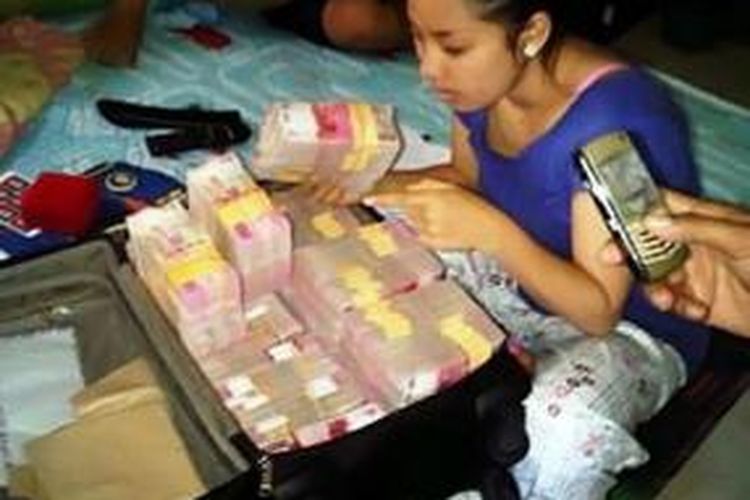 Foto yang beredar di internet perempuan mirip Vita KDI tengah menunjukkan uang satu koper.