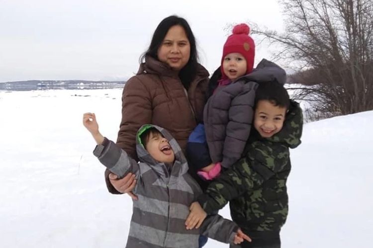 Warga Indonesia, Dewi Loges, bersama ketiga anaknya di Anchorage, Alaska. [Dok. Dewi Loges via VOA Indonesia]