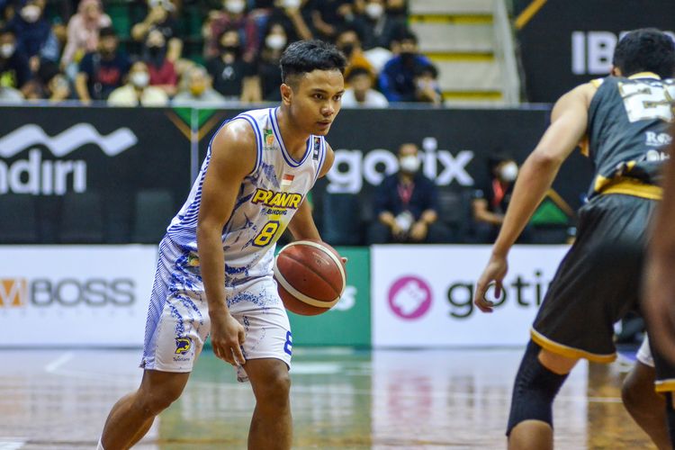 Point guard Prawira Bandung Yudha Saputera saat tampil di gim ketiga Playoff Indonesian Basketball League (IBL) 2022 melawan Dewa United Surabaya, Selasa (16/8/2022) di Gor C-Tra Arena Bandung.