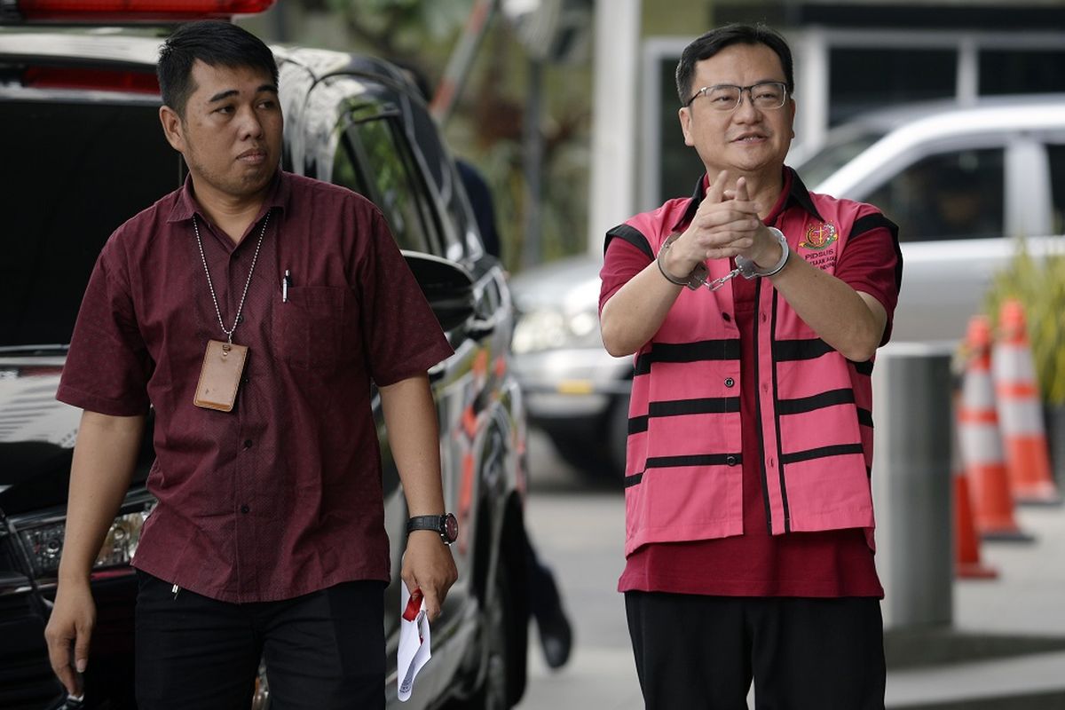 Tersangka kasus dugaan korupsi di PT Asuransi Jiwasraya (Persero) Komisaris PT Hanson Internasional Benny Tjokrosaputro (kanan) bersiap menjalani pemeriksaan di Gedung KPK, Jakarta, Jumat (31/1/2020). Penyidik Kejaksaan Agung (Kejagung) kembali menumpang ruangan Gedung KPK untuk melakukan pemeriksaan kembali tersangka kasus dugaan korupsi di PT Asuransi Jiwasraya (Persero) Benny Tjokrosaputro. ANTARA FOTO/Muhammad Iqbal/nz