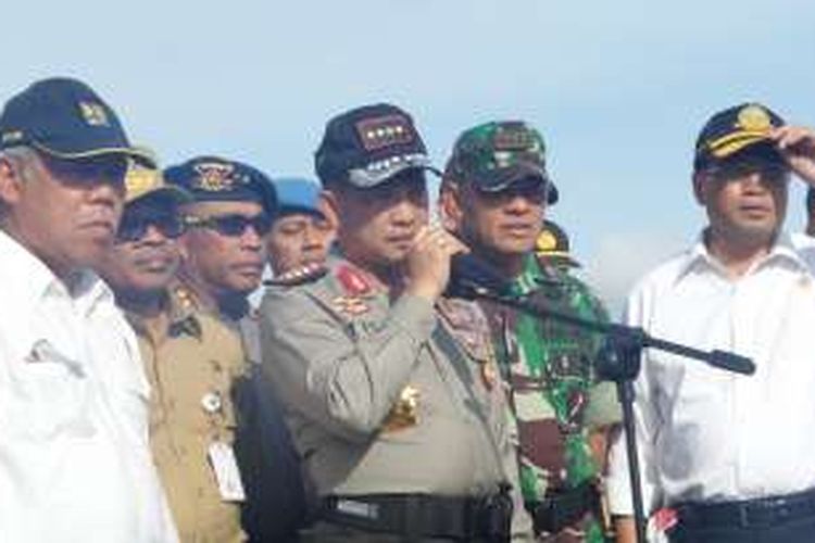 Kapolri Jenderal Pol Tito Karnavian didampingi Panglima TNI Jenderal Gatot Nurmantyo dan sejumlah menteri usai Apel Operasi Lilin 2016 di Lapangan Silang Monas, Jakarta, Kamis (22/12/2016).