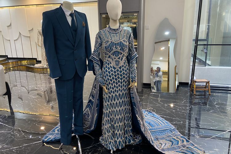 Motif jaring gawang di gaun pernikahan Sendy Aulia, istri Rizky Ridho, Senin (23/6/2025).