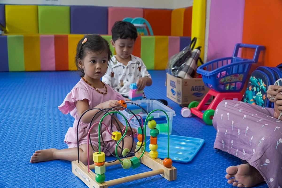 Balita sedang bermain di Rumah Anak SIGAP