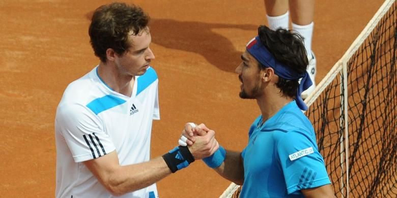 Petenis Italia Fabio Fognini (kanan) bersalaman dengan petenis Inggris, Andy Murray, setelah pertandingan perempat final Davis Cup di Napoli, Minggu (6/4/2014). Fognini menang 6-3, 6-3, 6-4.