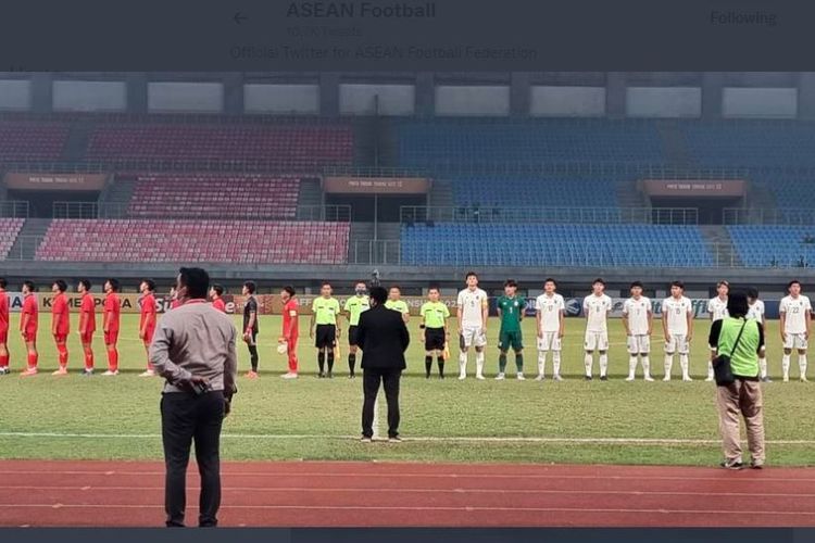 Pertandingan Laos vs Thailand pada semifinal Piala AFF U19 2022 yang digelar di Stadion Patriot Chandrabhaga, Bekasi, pada Rabu (13/7/2022) malam WIB. (Sumber foto: Tangkapan layar Twitter @AFFPresse)