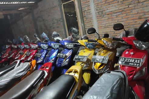 Menyimpan Motor Koleksi, Pakai Standar Samping atau Ganda?