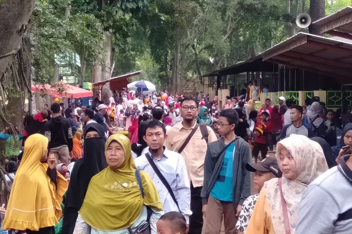 Jelang tahun baru, pengunjung padati Taman Margasatwa Ragunan, Jakarta Selatan, Selasa (31/12/2019)