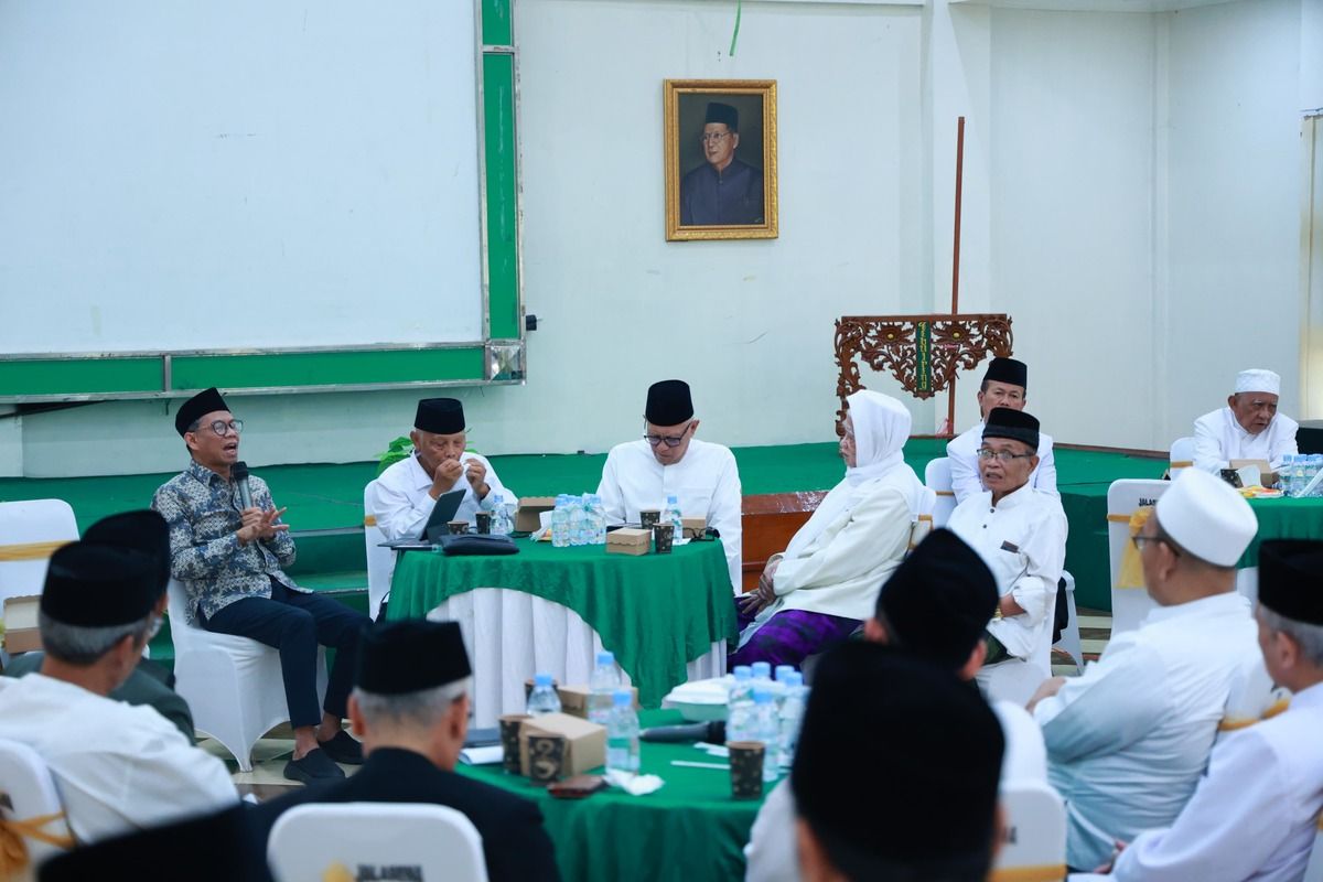 Para kiai dari kalangan pengurus Nahdlatul Ulama (NU) serta kalangan pengasuh pesantren dari beberapa provinsi di Indonesia, menggelar pertemuan di Pesantren Tebuireng, Jombang, Jawa Timur, Senin (12/8/2024) petang.