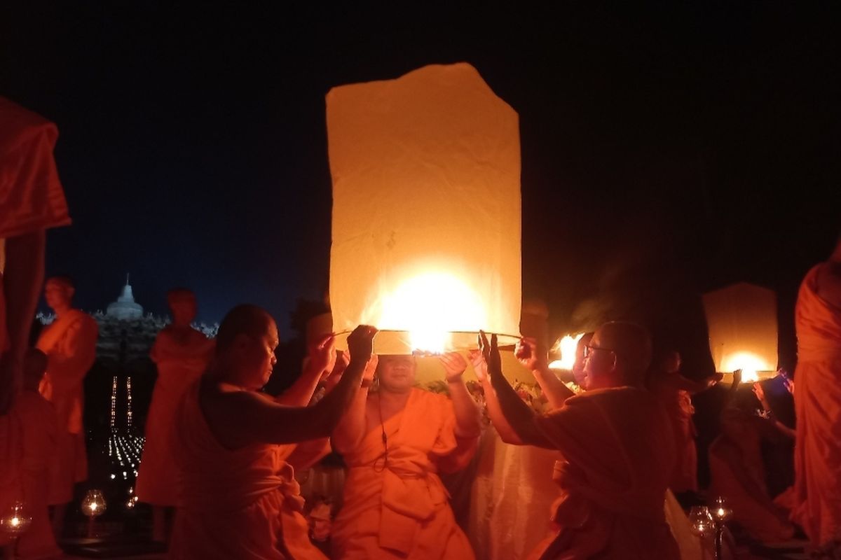 Para peserta dan umat Buddha sedang menerbangkan lampion pada tahun 2023.