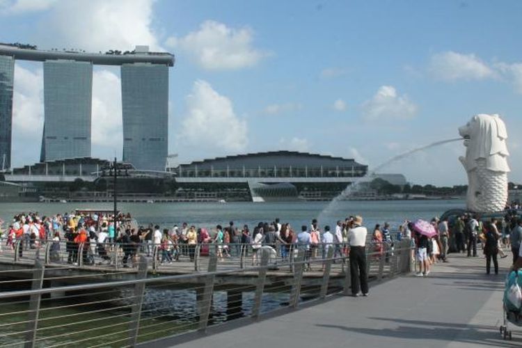Suasana Merlion Park yang selalu ramai di Singapura.