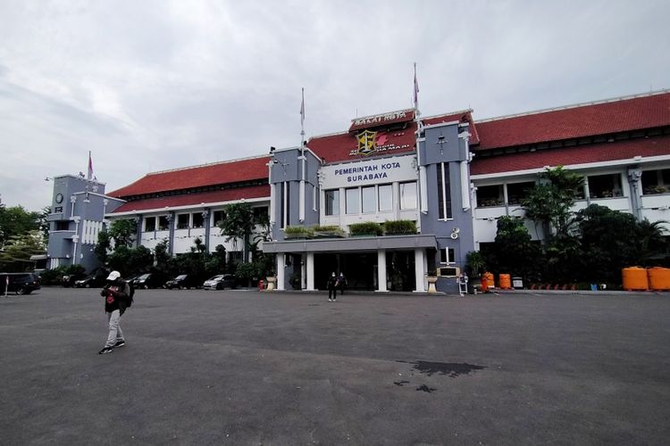 Taman Surya Balai Kota Surabaya, salah satu taman di Surabaya yang bisa dikunjungi saat waktu luang.