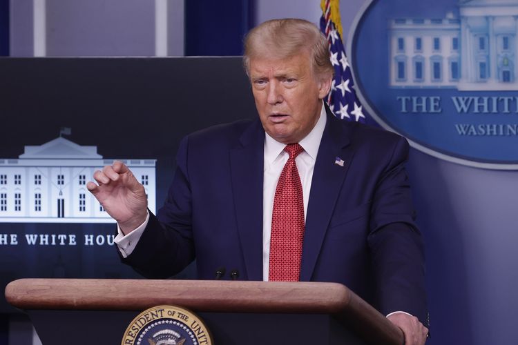 Presiden Amerika Serikat Donald Trump memberikan keterangan dalam konferensi pers yang berlangsung di Ruangan James Brady, Gedung Putih, Washington DC, pada 10 Agustus 2020.