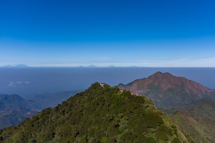 Barisan Gunung-gunung di Jawa Tengah Dilihat dari Puncak Songolikur Gunung Muria, Kamis (10/8/2023).