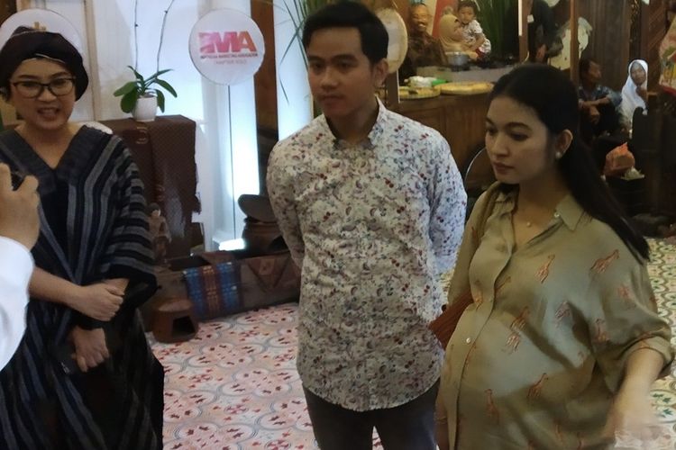 Gibran Rakabuming Raka bersama istri, Selvi Ananda ditemui dalam acara Festival Jajanan Tradisional di The Sunan Hotel Solo, Jawa Tengah, Selasa (29/10/2019) malam.