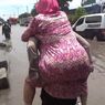 Terjebak Banjir di Kaligawe Semarang, Lansia Asal Tegal Digendong Agar Bisa Operasi Tumor