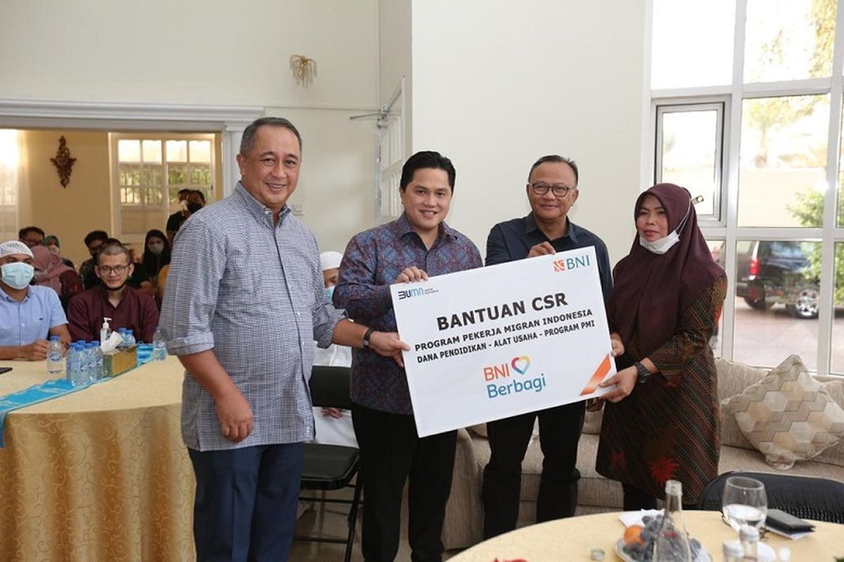 Direktur Utama BNI Royke Tumilaar, Menteri Badan Usaha Milik Negara (BUMN) Erick Thohir, Konsul Jenderal (Konjen) Indonesia di Dubai Kartika Candra Negara, dan Perwakilan PMI Dubai Rukati dalam acara penyerahan program CSR KAMI Bersama BNI, Dubai (5/11/2021).