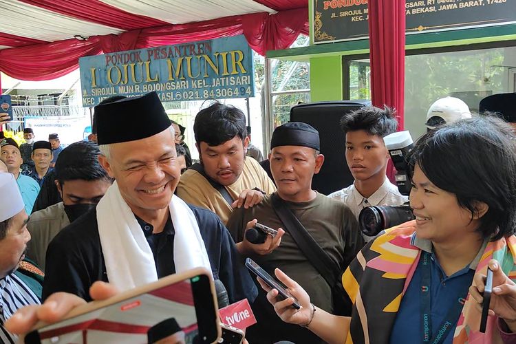 Calon presiden nomor urut 3 Ganjar Pranowo tertawa ketika disinggung wartawan soal nama Ginanjar yang disebut ibu-ibu pengajian, di Kota Bekasi, Jawa Barat, Sabtu (16/12/2023).