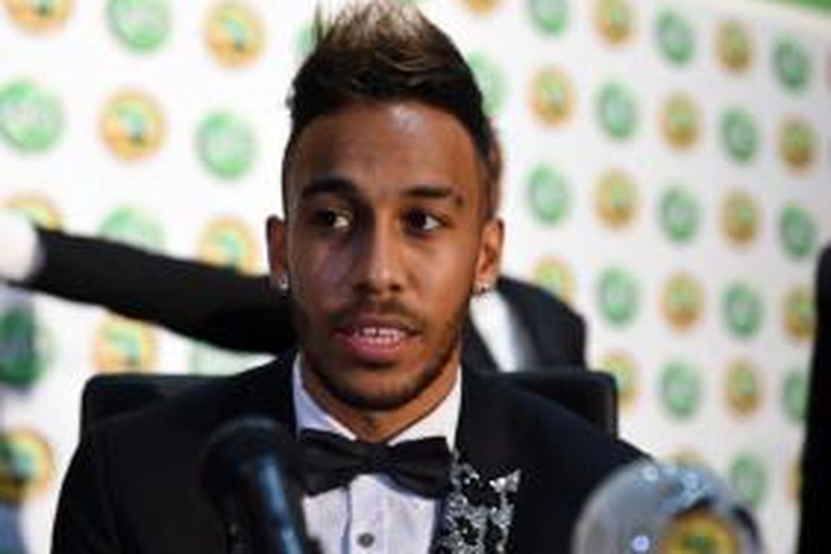 Striker Borussia Dortmund, Pierre-Emerick Aubameyang, dinobatkan sebagai Pesepak Bola Terbaik Afrika 2015. 