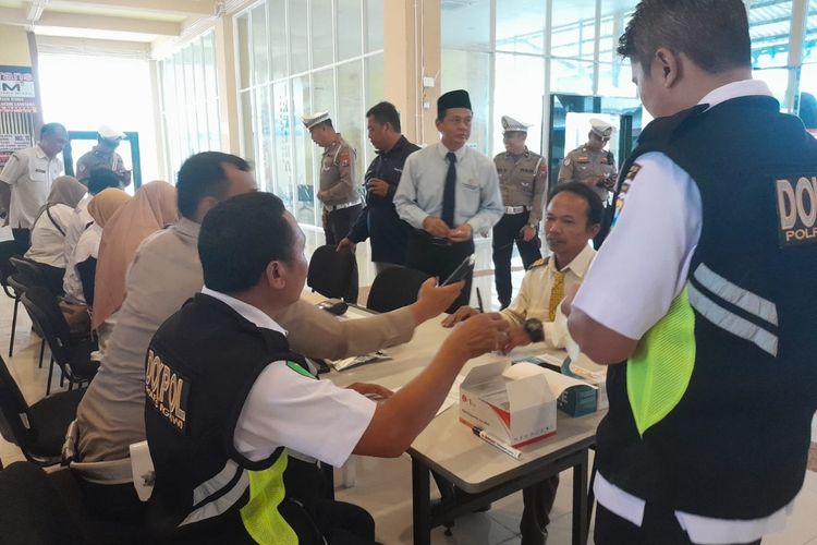 Pastikan Pengemudi Sehat Membawa Pemudik, Puluhan Sopir Diperiksa Kesehatannya di Terminal Ngawi