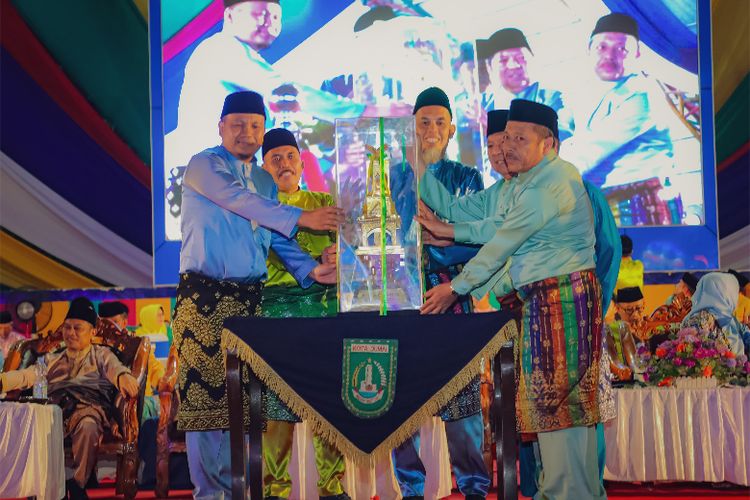 Kota Pekanbaru berhasil meraih juara umum dalam lomba Musabaqah Tilawatil Quran (MTQ) ke-42 tingkat Provinsi Riau, Sabtu (27/4/2024)
