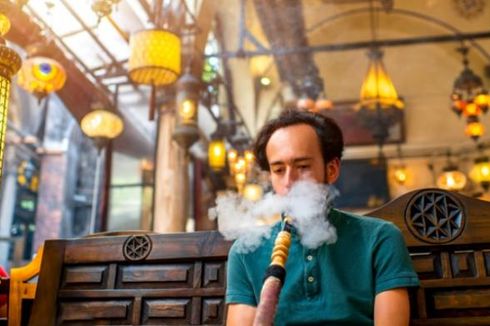 Mengisap Shisha Lebih Berbahaya dari Rokok?