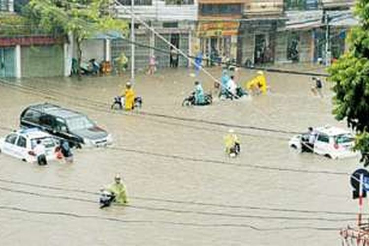 Banjir menggenangi kota Hanoi, Vietnam pada 13 Juli lalu. Pada 16 Oktober pun banjir kembali menggenangi sejumlah kota di Vietnam tengah.