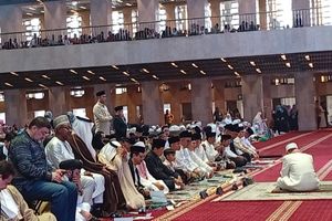 Wapres Gibran Shalat Id di Masjid Istiqlal, Ditemani Jan Ethes 