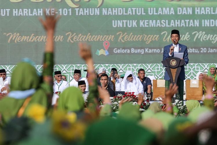 Presiden Joko Widodo menyampaikan sambutan saat Harlah Muslimat NU ke-78 di Stadion Gelora Bung Karno, Jakarta, Sabtu (20/1/2024). Dalam rangka menyambut Harlah Muslimat NU ke-78, Pimpinan Pusat Muslimat Nadhlatul Ulama mengadakan dzikir, doa dan sholawat untuk kemaslahatan bangsa. ANTARA FOTO/Asprilla Dwi Adha/aww.