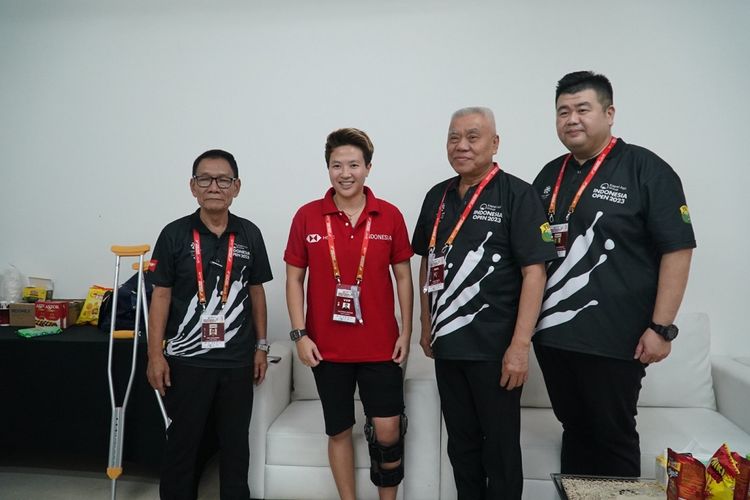 Mantan pebulu tangkis nasional Liliyana Natsir menerima tali asih dari PP PBSI di Istora Senayan, Jakarta, pada Sabtu (17/6/2023). Tali asih itu diberikan sebagai bentuk kepedulian PP PBSI terhadap Liliyana Natsir yang tengah dilanda cedera.