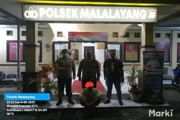 Pelaku penikaman setelah ditangkap Polsek Malalayang, Manado.