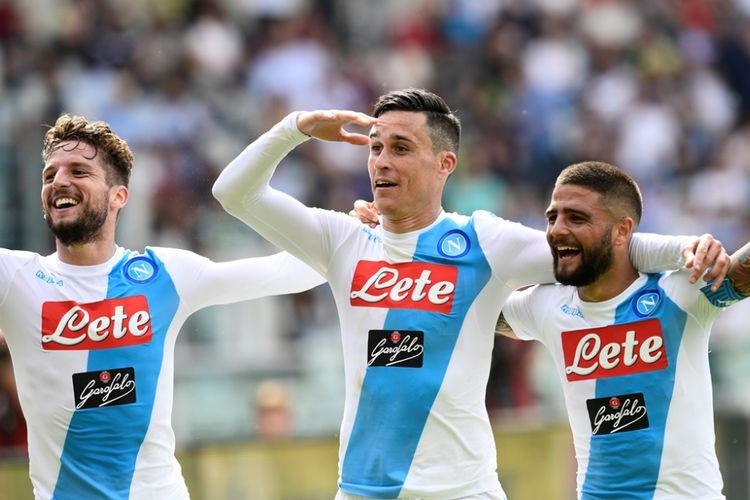 Para pemain Napoli merayakan gol ke gawang Torino pada partai lanjutan Serie A - kasta teratas Serie A di Stadion Olimpico, Turin, Minggu (14/5/2017).