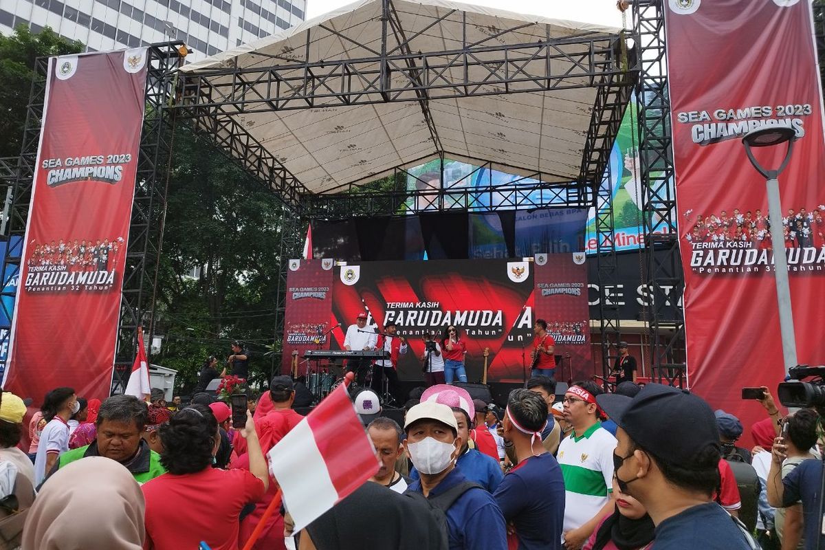 Penampilan live music di Bundaran HI dalam rangka menyambut Timnas sepakbola U-22, Jumat (19/5/2023). (KOMPAS.com/XENA OLIVIA)