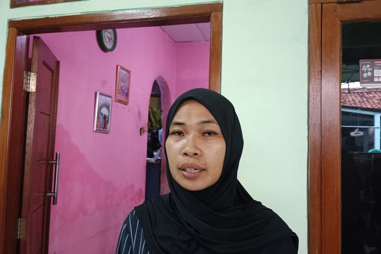 Linda (33), anak perempuan dari Maja (58) korban yang meninggal dunia akibat  kecelakaan bus di Objek Wisata Pemandian Air Panas Guci, Tegal, Jawa Tengah, Minggu (7/5/2023).