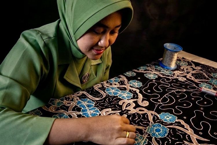 Cerita Asri, Menjaga Tapis Tetap Hidup di Tengah Zaman dari Puskesmas