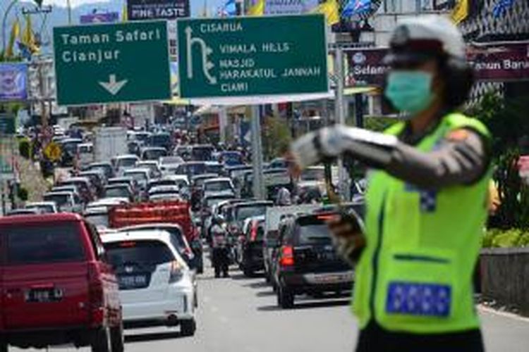 Penumpukan kendaraan di Jalan Tol Jagorawi menuju Puncak, Bogor. K97-14