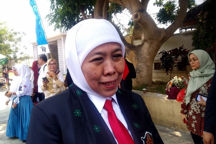Gubernur Jawa Timur Khofifah Indar Parawansa menjawab pertanyaan wartawan usai memimpin upacara peringatan Hari Sumpah Pemuda ke-95 di halaman Kantor Pemkab Blitar, Sabtu (28/10/2023)