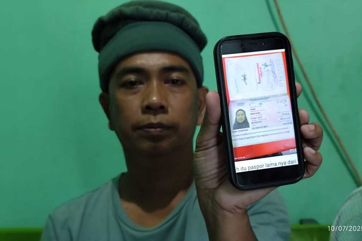Apandi menunjukan berkas paspor dan foto kakaknya Tasmi yang dikabarkan meninggal dunia di Malaysia ,saat ditemui kompas.com di rumahnya pada Kamis (10/7/2025) petang.